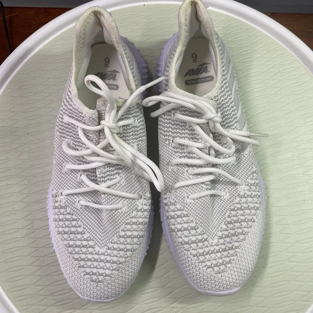 Womens Avia‎ White w/touch Of Gray Sneakers Sz. 9 Lace Up Mem. Foam